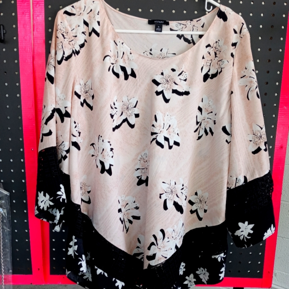 Alfani Soft with lace sleeves and down hem blouse